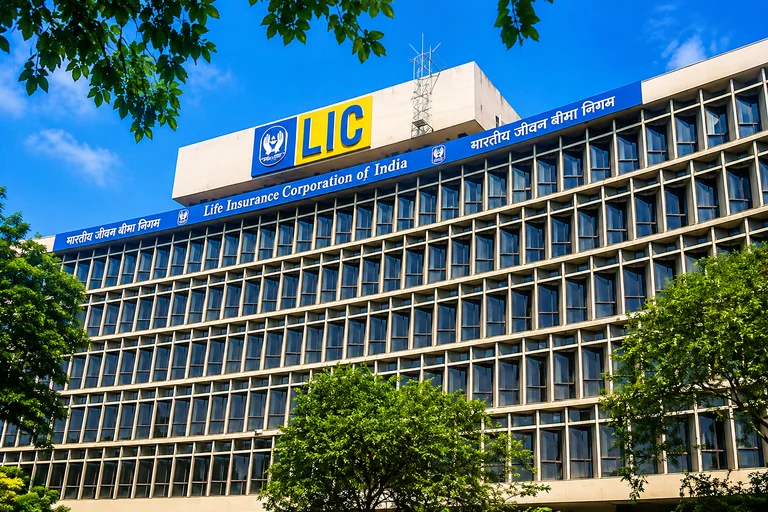 Why LIC Shares Opened Over 8% Lower After the Government’s ₹31,400 Crore OF
