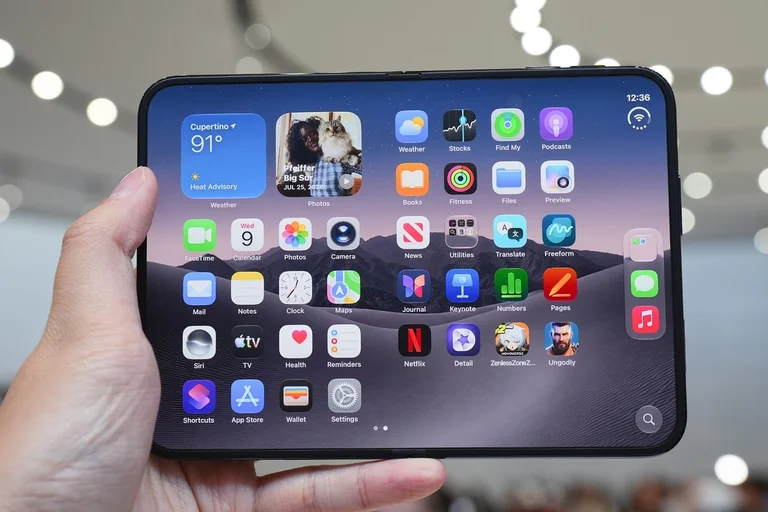 Apple iPhone Duo Faces Launch Day Shortages